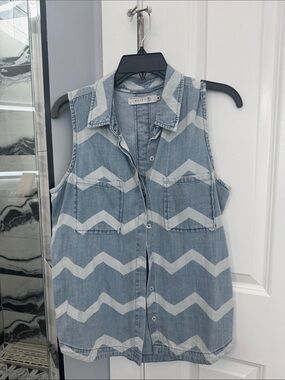 Riley Denim Sleeveless Chevron Button-Down Shirt - Light Blue/Cream